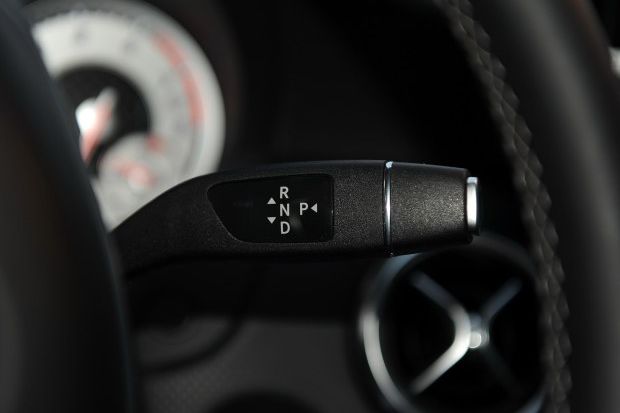 目前运用“怀挡”的进口奔驰车型包括:奔驰A级、奔驰B级、奔驰CLA级、奔驰E级、奔驰S级、奔驰M级、奔驰GL级等。 值得思考的是,怀挡已经成为奔驰车型的经典设计,对于一个拥有百年造车经验的汽车厂商来说,是否会在自己的经典设计上出现问题,我们暂且持保留意见。针对上述问题,我们也与奔驰中国进行了确认,对方表示,针对此事,奔驰中国将在近期发布相关说明。届时我们将在第一时间报道。另外,汽车之家也将针对该问题进行实际测试,敬请关注我们的报道。(编译/汽车之家周宇轩) 以下是质检总局发布的《