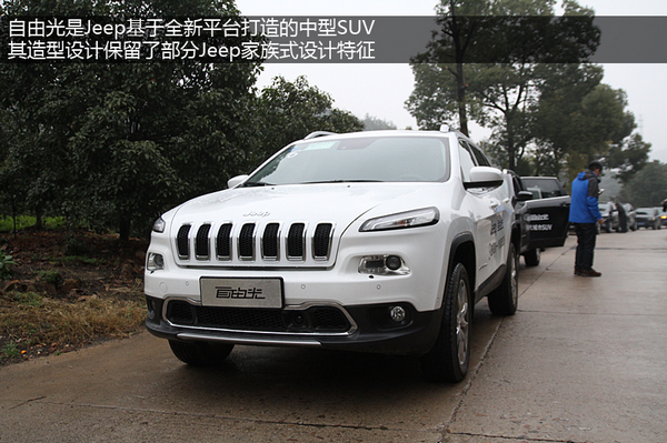 jeep车的标志性特征,不过带弯折的样式倒是第一次出现,同样显高清图片