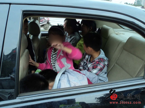 苏州一比亚迪轿车超载6人 司机被查驾照吊销