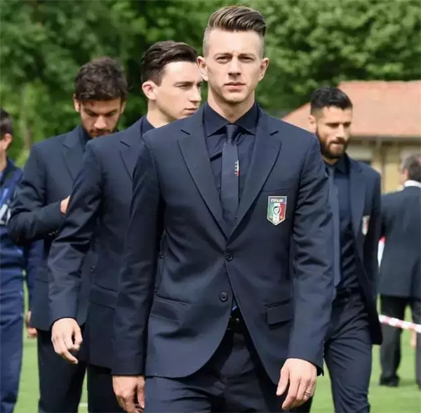 男模队意大利队在2010年轰动时尚界,意大利男装的率性魅力和足球运动