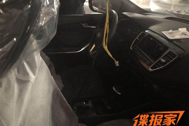 外观方面,由于此前我们曝光实车谍照前后灯组采用的是临时装配件,并无参考价值。而此次曝光的谍照车型,其虽然车身采用了伪装贴纸,但装配了量产灯组。细节方面,新车车头部分采用了与森雅R7完全不同的格栅样式,目测尺寸更大,搭配前脸下方略带铲型的前包围设计,以一定程度上呈现出了十分个性的视觉效果。此外,该车左右两侧狭长的大灯组采用了透镜的灯组结构,配合前保险杠两侧的“一”字形LED日间行车灯,预计在夜晚点亮时能有不错的视觉效果。
