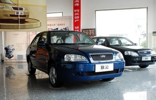 记者深入走访到奇瑞北京某4S店,随机采访了正等待给车做保养的邹先生。邹先生说今年春节由于爱人的父亲住院,没能赶回沈阳老家与父母团圆。这不正好十五,希望能赶上个年尾巴,回去看看家人。邹先生表示,回沈阳的动车票很难买到,特别是在节假日期间,所以,还是自己开车回家方便。另外就是开车好带东西,旗云的后门整体掀背式设计尾厢空间很大,去年春节回家没少装年货,当初买车时先看中了这点。记者又问,开车回家虽然有方便之处,可是路上得算油钱,回家的成本又得高了吧?邹先生沾沾自喜地说,这车非常省油,我走京沈高速到沈阳,差不