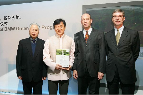 成龙作为第一位捐植绿化林的bmw车主,被授予"bmw绿荫行动"证书