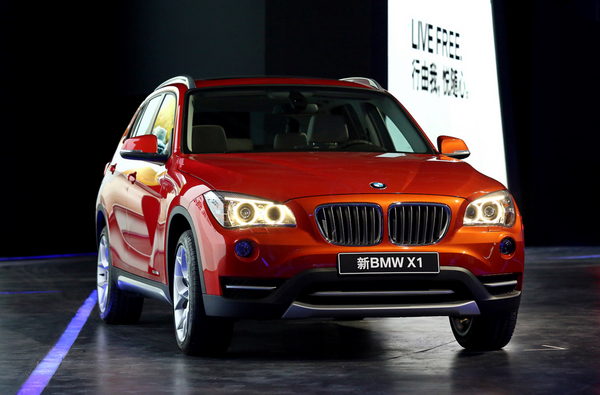 同级最有驾驶乐趣的SAV BMW X1的强劲动力配合宝马先进的底盘技术为消费者带来纯正的驾驶乐趣。X1采用双球节弹簧减震支柱前桥和五连杆式轻质钢臂后桥,为车辆转弯提供最佳支撑;高精度转向机构、高性能制动器、动态稳定控制系统,动态牵引力控制系统,确保X1出色的操控性;配备最先进的BMW xDrive智能全轮驱动技术的车型,可无极调节前/后轴间的动力分配,系统反应时间仅数毫秒,即使是最轻微的转向不足或转向过度倾向也会得到及时有效的预防。 面对城市路况,新BMW X1是一部充满了纯正BMW驾驶乐趣