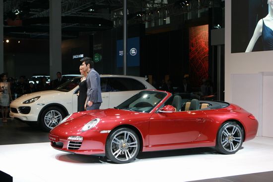 新保时捷911 Edition Style限量版中国首发 保时捷911 Edition Style提供三种车身颜色选择:宝石红金属漆、马卡达姆金属漆和玄武岩黑金属漆。独具风格的设计使得跑车拥有者彰显其与众不同的个性和风范。豪华和富有动感的全真皮内饰以及缝线采用了黑色与赤土色或黑色与沙褐色的色彩搭配,彰显极致视觉冲击。其19英寸Turbo II轮毂即使在静止时刻也足以捕捉路人目光,飞驰之际更是让人神往。 与任何一款保时捷车型一样,911 Edition Style的精髓在于发动机。345 hp的功