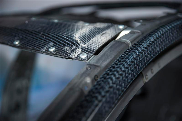 碳纤维增强复合材料被用于加固车顶横梁和纵梁结构