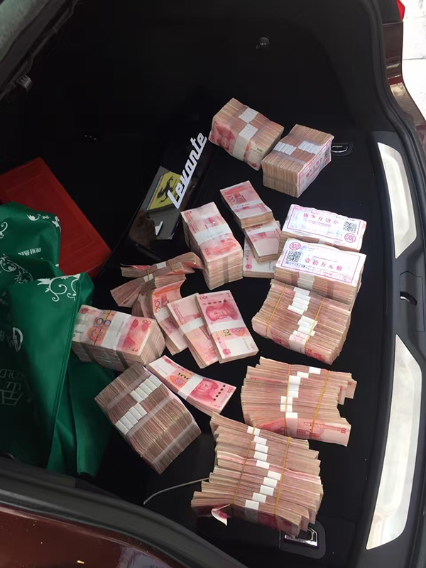 车主笑着带着一堆现金买车 4s店却哭了